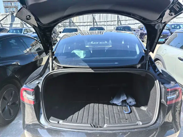 Tesla Model 3 — Фото автомобиля 11