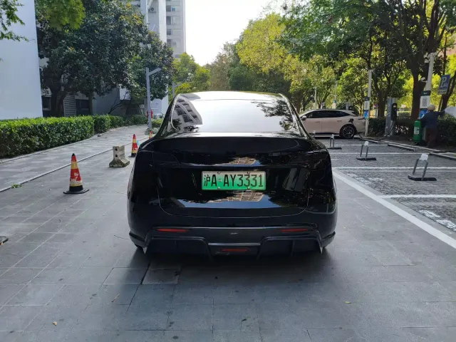 Tesla Model Y — Фото автомобиля 9