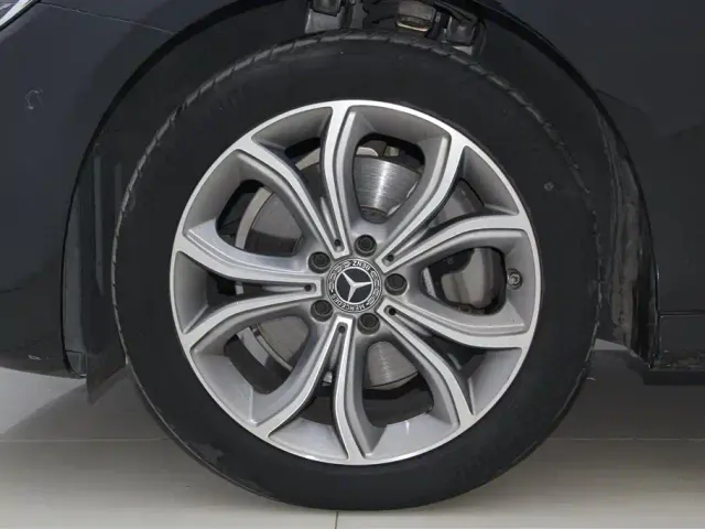 Mercedes-Benz E-Class — Фото автомобиля 12