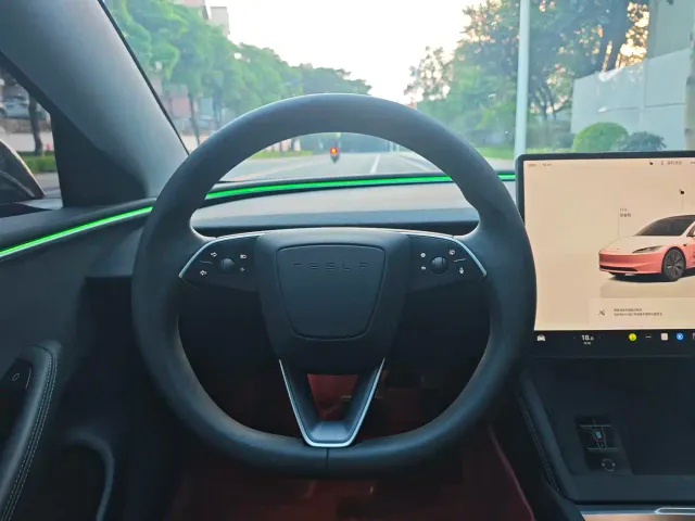 Tesla Model 3 — Фото автомобиля 17
