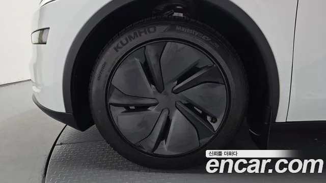 Tesla Model Y — Фото автомобиля 4