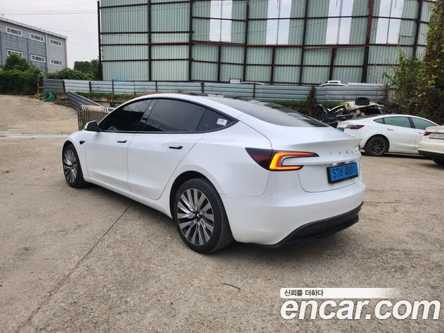 Tesla Model 3 — Фото автомобиля 3