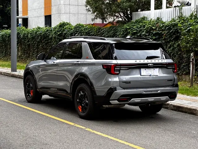 Ford Explorer — Фото автомобиля 8