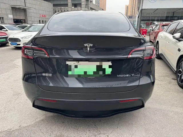 Tesla Model Y — Фото автомобиля 8