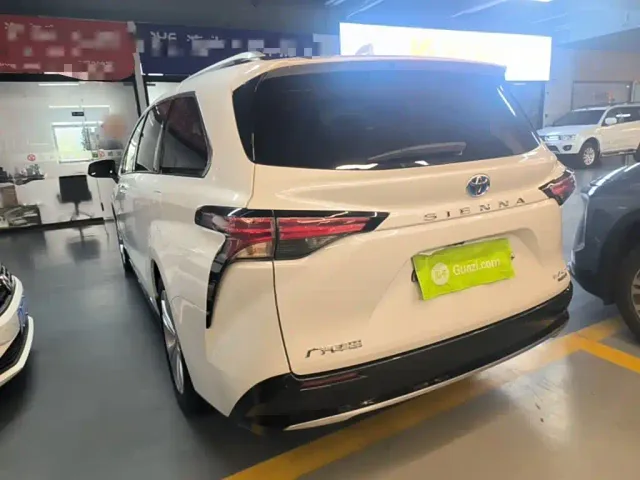 Toyota Sienna — Фото автомобиля 4