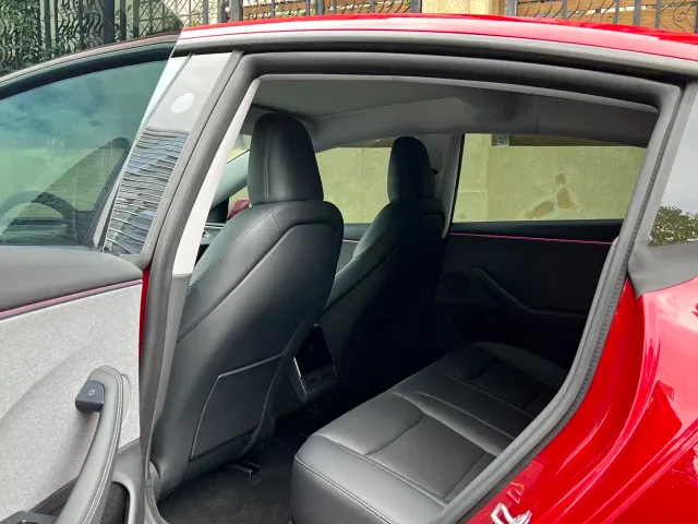 Tesla Model 3 — Фото автомобиля 10