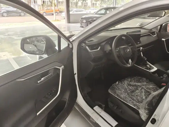 Toyota RAV4 — Фото автомобиля 15