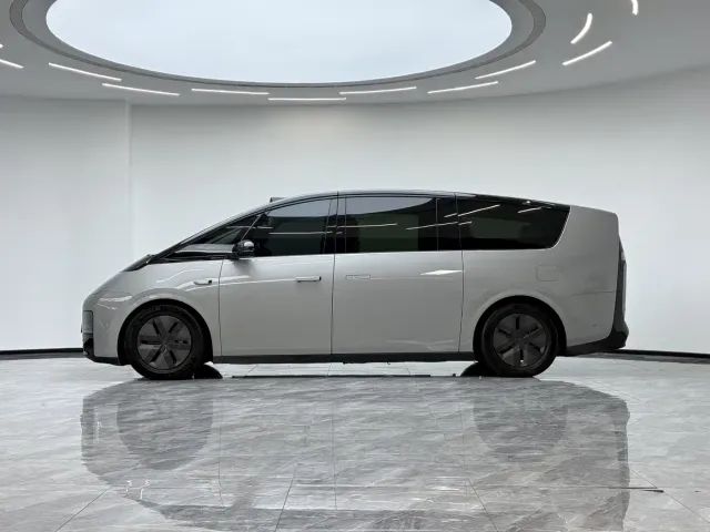Li Auto MEGA — Фото автомобиля 7