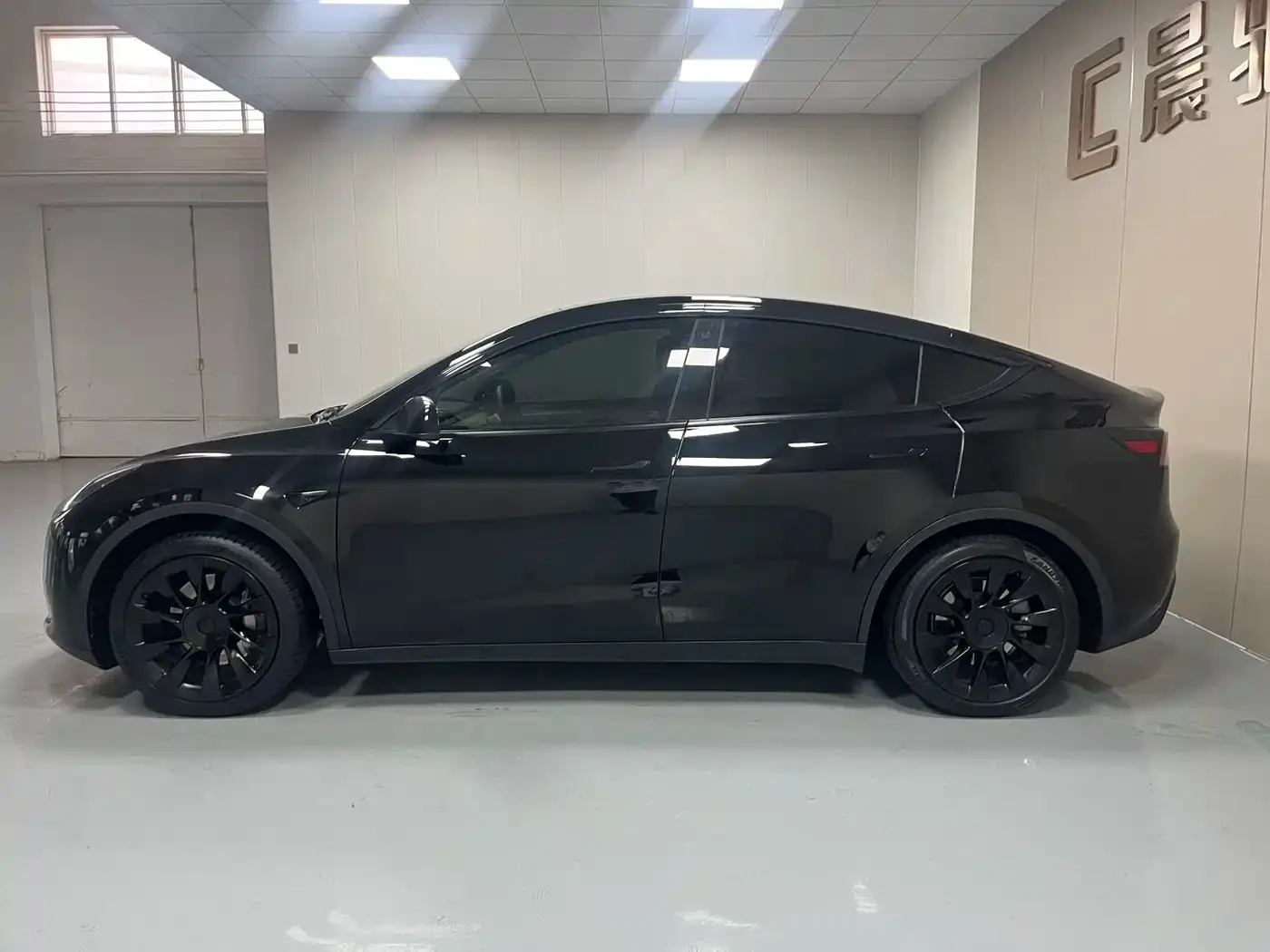 Tesla Model Y 2022 Facelift Rear-Wheel Drive Version — Фото автомобиля 12