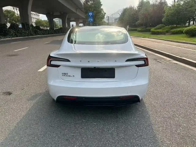 Tesla Model 3 — Фото автомобиля 5