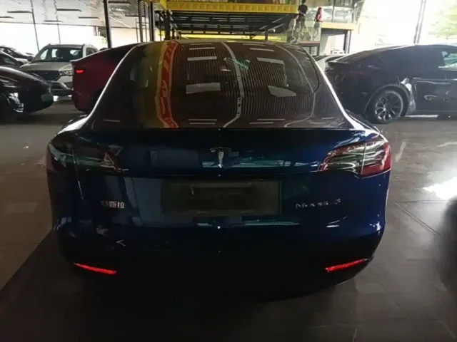 Tesla Model 3 — Фото автомобиля 5