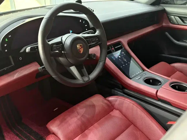 Porsche Taycan — Фото автомобиля 13