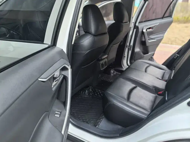 Toyota RAV4 — Фото автомобиля 19