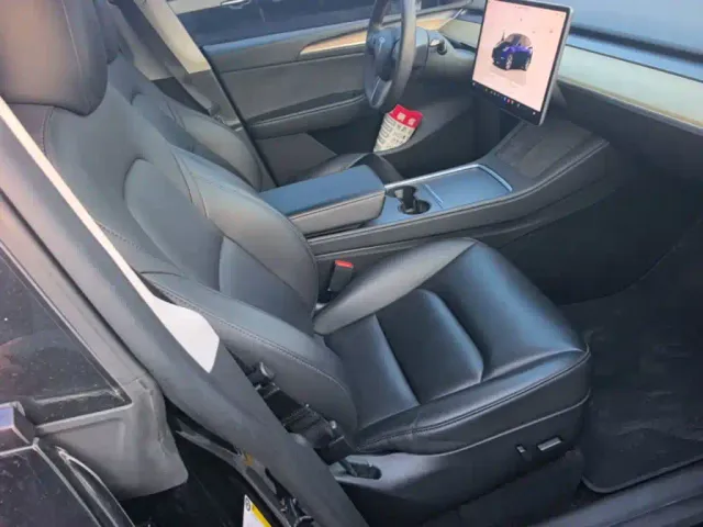 Tesla Model Y — Фото автомобиля 24