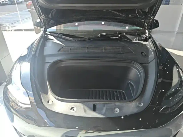 Tesla Model Y — Фото автомобиля 19