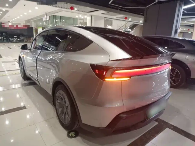 Tesla Model Y L — Фото автомобиля 4