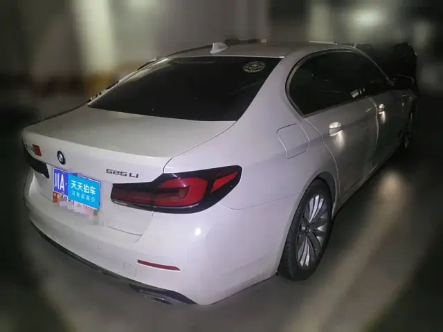 BMW 5 Series — Фото автомобиля 2