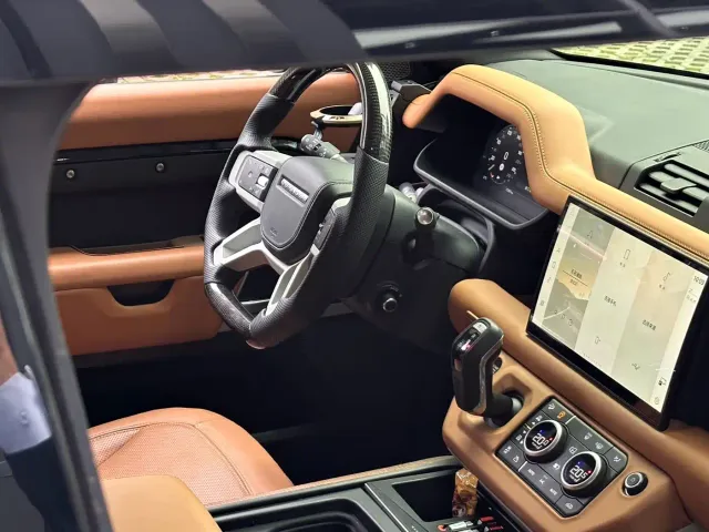 Land Rover Defender — Фото автомобиля 12