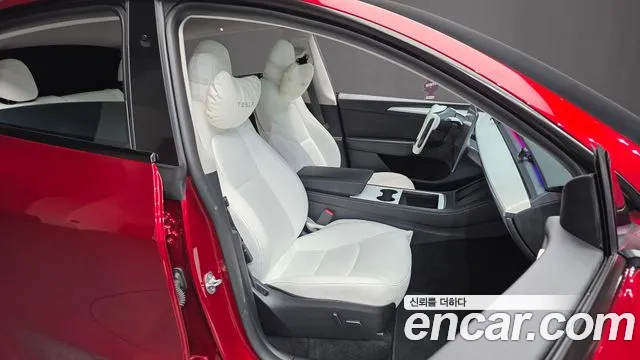 Tesla Model Y — Фото автомобиля 16