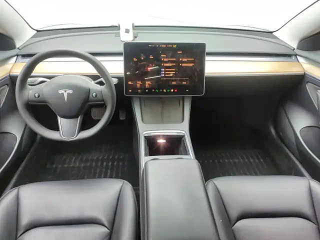 Tesla Model 3 — Фото автомобиля 12