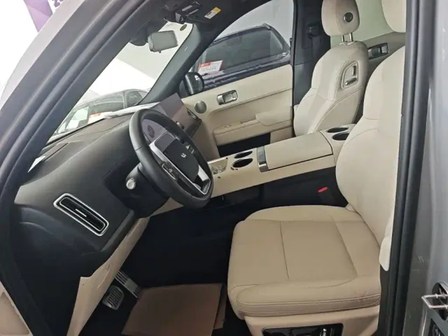 Li Auto L8 — Фото автомобиля 14