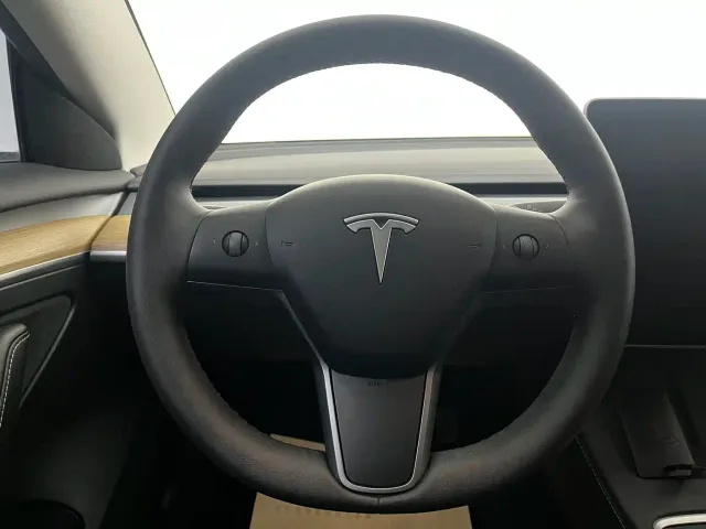 Tesla Model 3 — Фото автомобиля 5