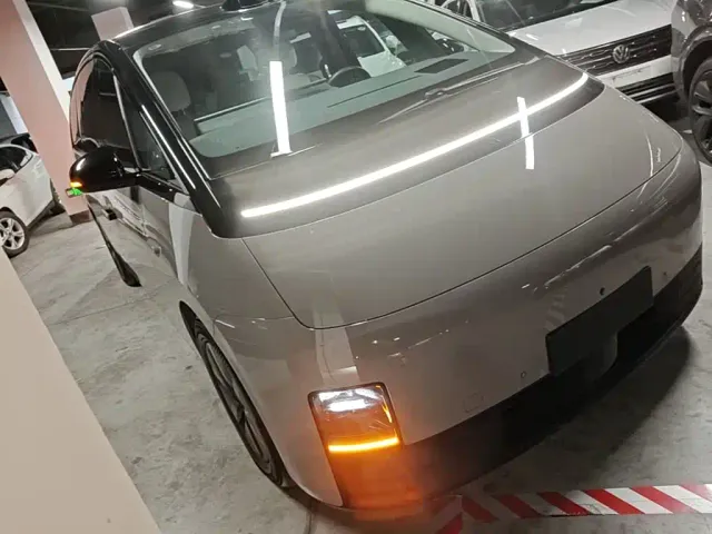 Li Auto MEGA — Фото автомобиля 3