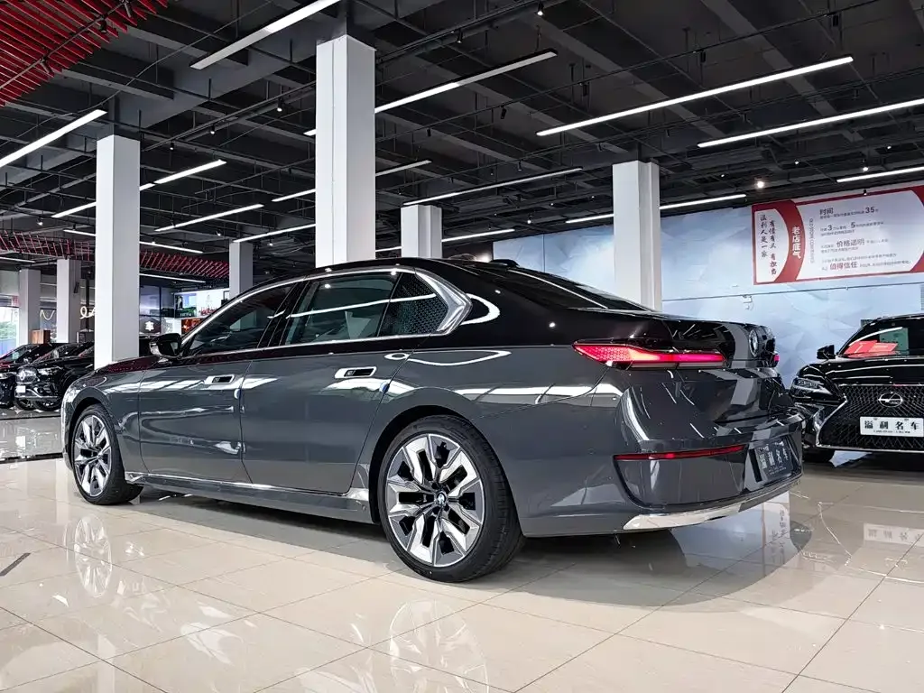 BMW BMW 7 Series 2023 Model 740Li Premium Luxury Package — Фото автомобиля 10