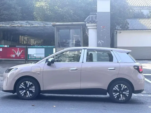 Leapmotor A05 — Фото автомобиля 2