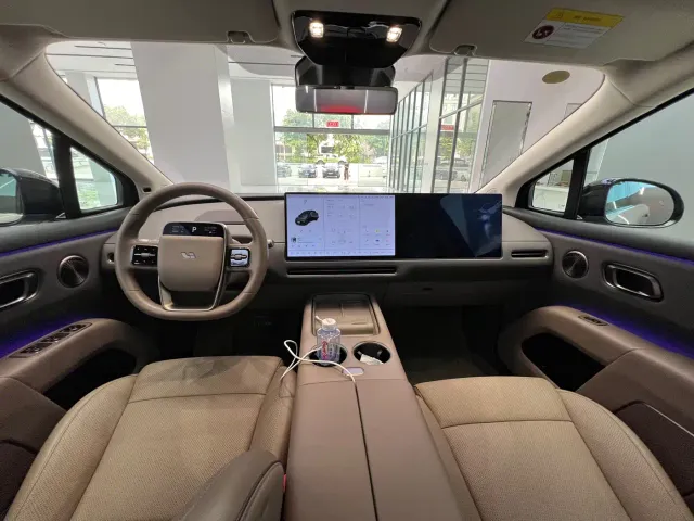 Li Auto i8 — Фото автомобиля 5