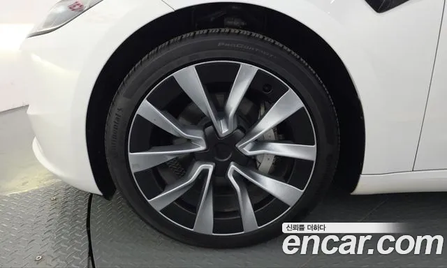 Tesla Model 3 — Фото автомобиля 5