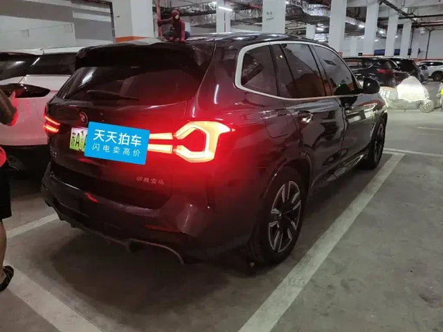 BMW iX3 — Фото автомобиля 2