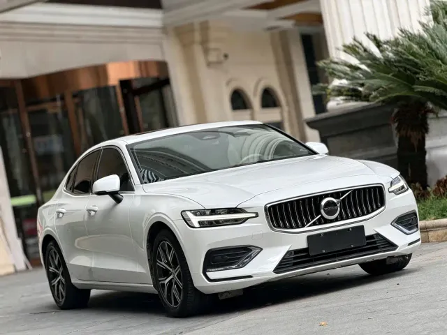 Volvo S60 — Фото автомобиля 2