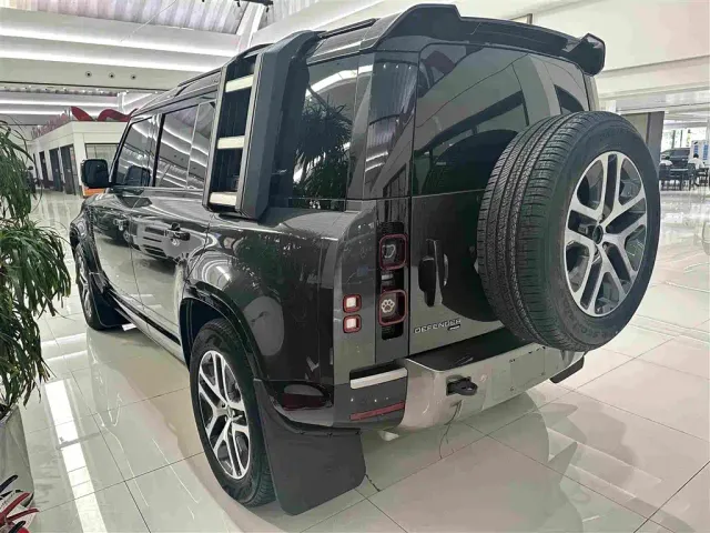 Land Rover Defender — Фото автомобиля 18