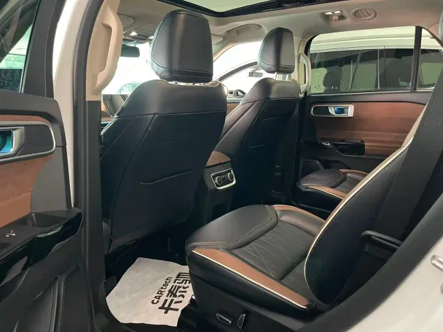 Ford Explorer — Фото автомобиля 9