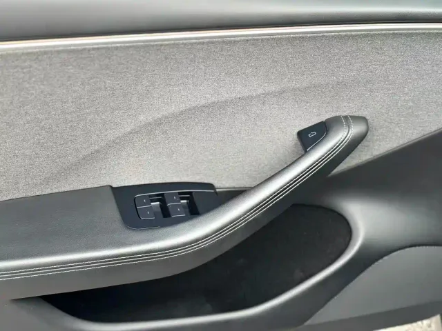 Tesla Model 3 — Фото автомобиля 3