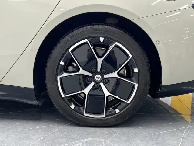Xiaomi SU7 — Фото автомобиля 27