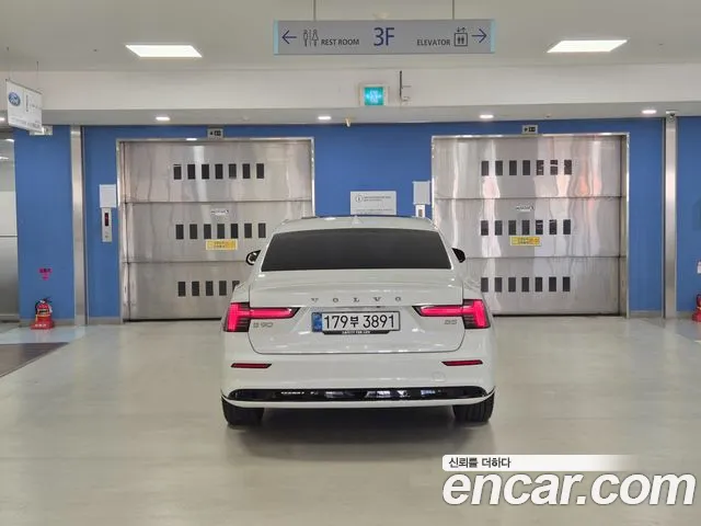 Volvo S90 — Фото автомобиля 4
