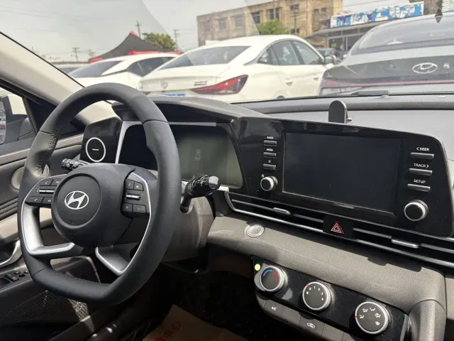 Hyundai Elantra — Фото автомобиля 12