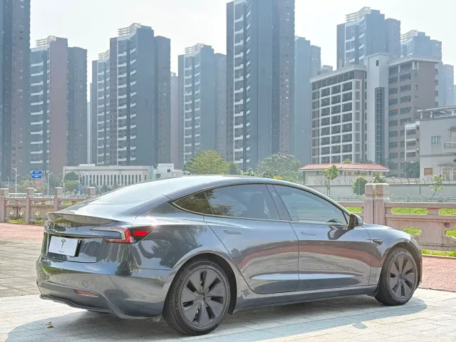 Tesla Model 3 — Фото автомобиля 9