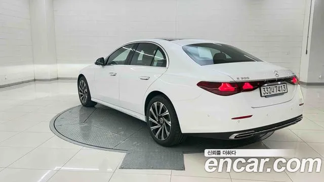 Mercedes-Benz E-Class — Фото автомобиля 2