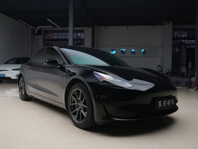 Tesla Model 3 — Фото автомобиля 11