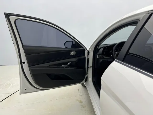 Hyundai Elantra 2021 1.5L CVT LUX Premium Edition — Фото автомобиля 18