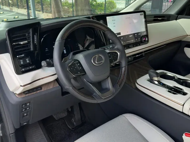 Lexus LM — Фото автомобиля 9