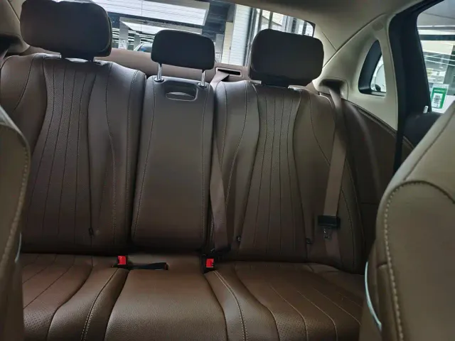 Mercedes-Benz E-Class — Фото автомобиля 7