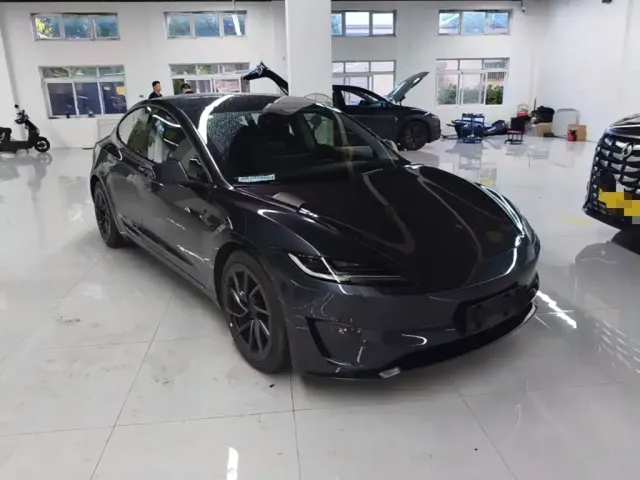Tesla Model 3 — Фото автомобиля 21