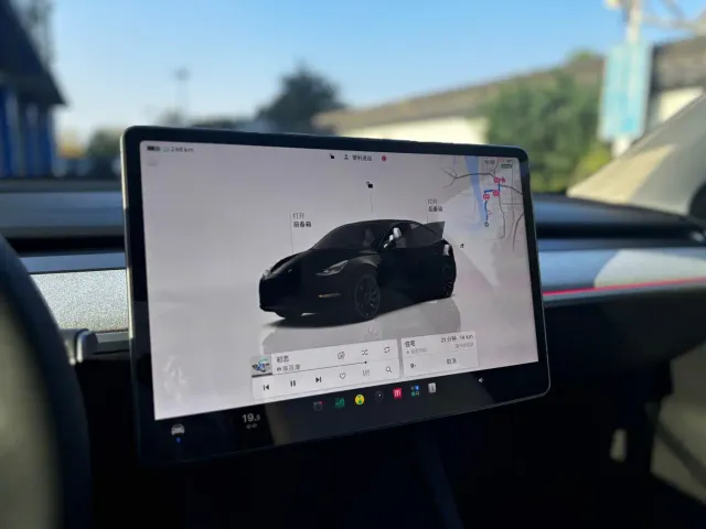 Tesla Model Y — Фото автомобиля 17