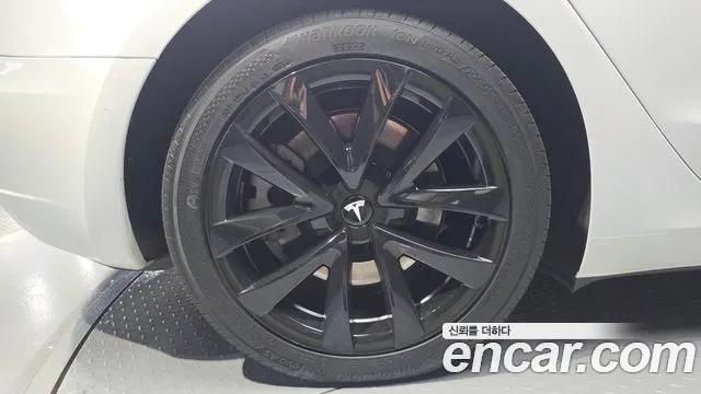 Tesla Model 3 — Фото автомобиля 5