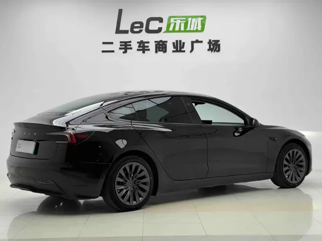 Tesla Model 3 — Фото автомобиля 14