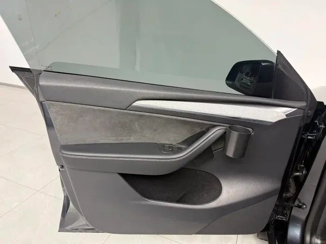 Tesla Model Y — Фото автомобиля 11